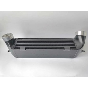 Aluminiowy intercooler chłodzący silnik